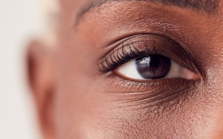 Close no olho de uma mulher negra, imagem do site do Grupo Com Atitude