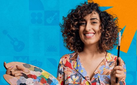 Mulher sorridente segurando uma paleta de tintas e um pincel, da campanha Culture com a CAIXA